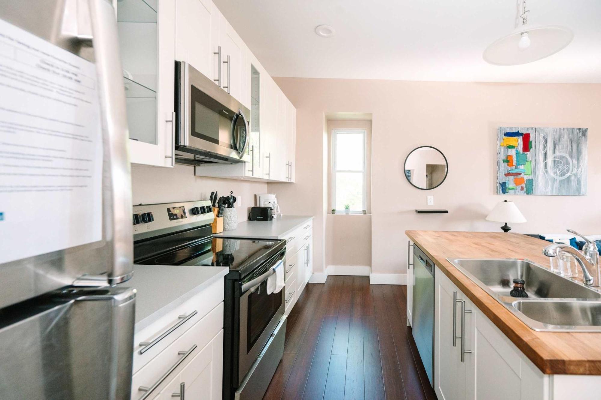 Acrisure Field - Off Street Parking - Groupstay Apartamento