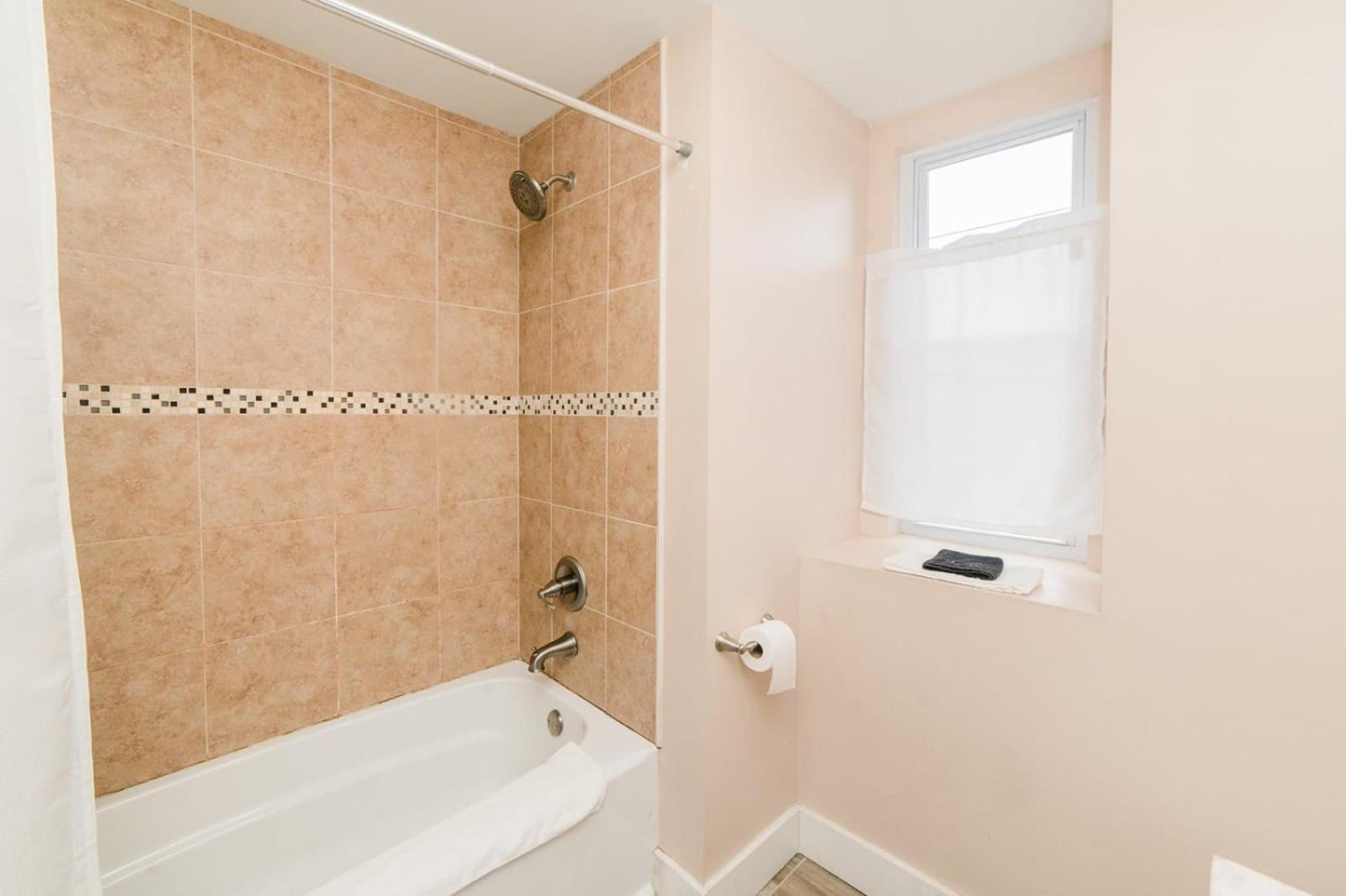 Acrisure Field - Off Street Parking - Groupstay Apartamento *