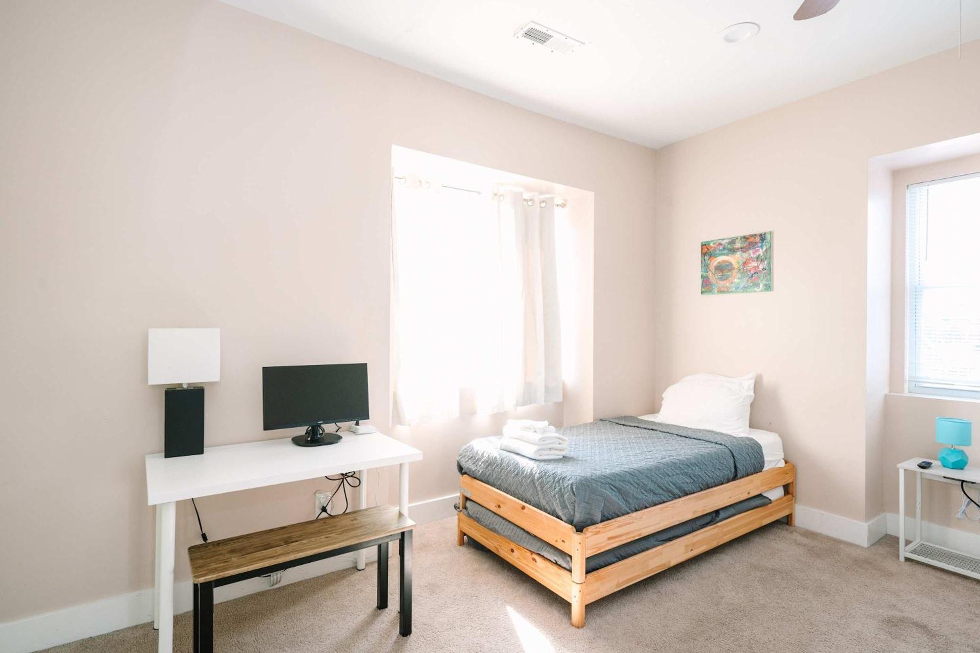 Acrisure Field - Off Street Parking - Groupstay Apartamento *