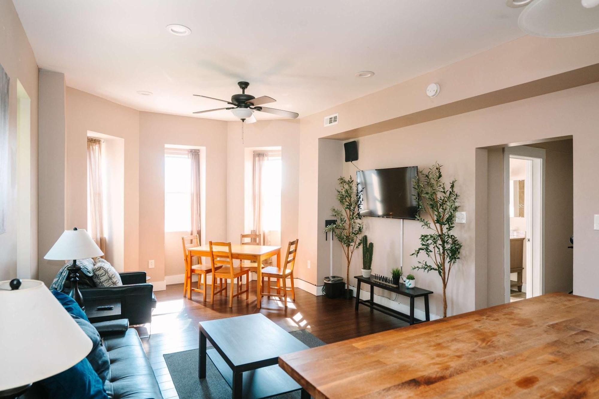 Acrisure Field - Off Street Parking - Groupstay Apartamento *